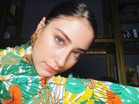 Хазал Кая витает в облаках от радости